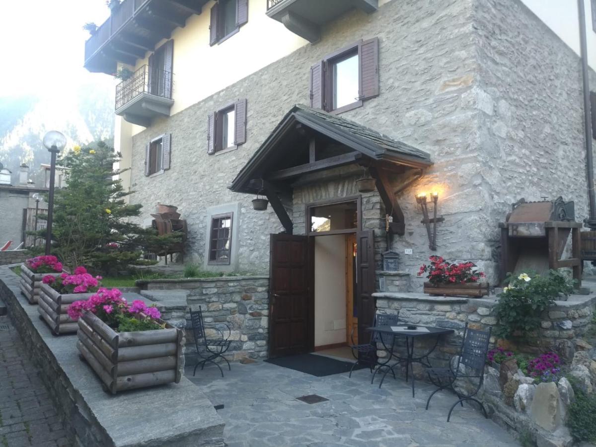 Hotel Ottoz Meuble Courmayeur Exterior foto