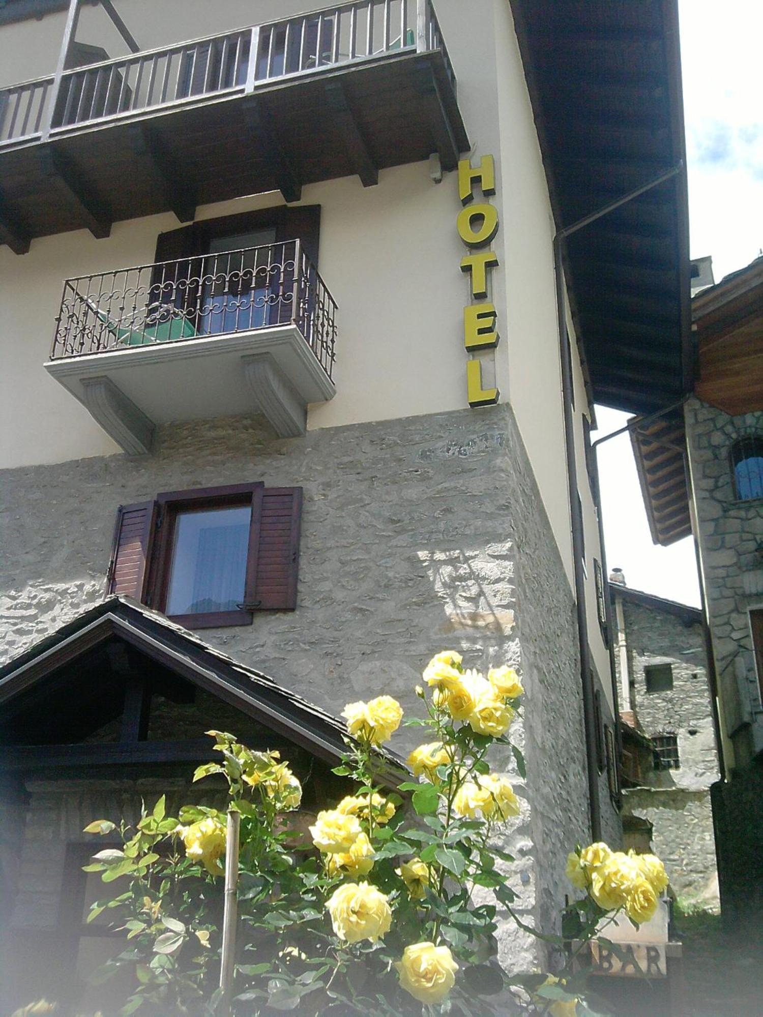 Hotel Ottoz Meuble Courmayeur Exterior foto