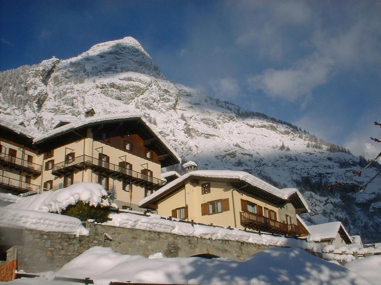Hotel Ottoz Meuble Courmayeur Exterior foto